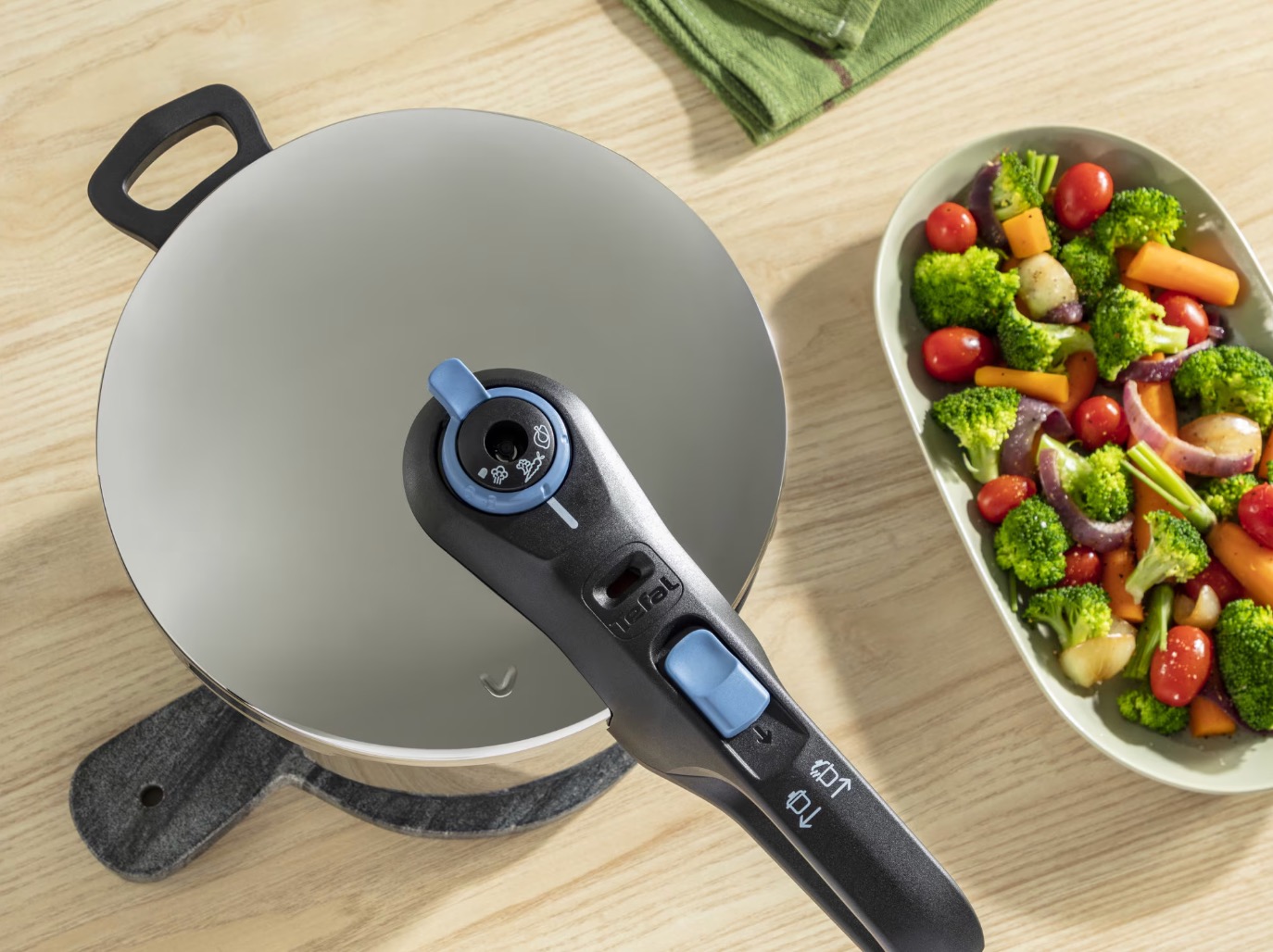 BF EXPRESS: <b>Oala sub presiune Tefal Secure Trendy 8L</b>, cu 2 trepte