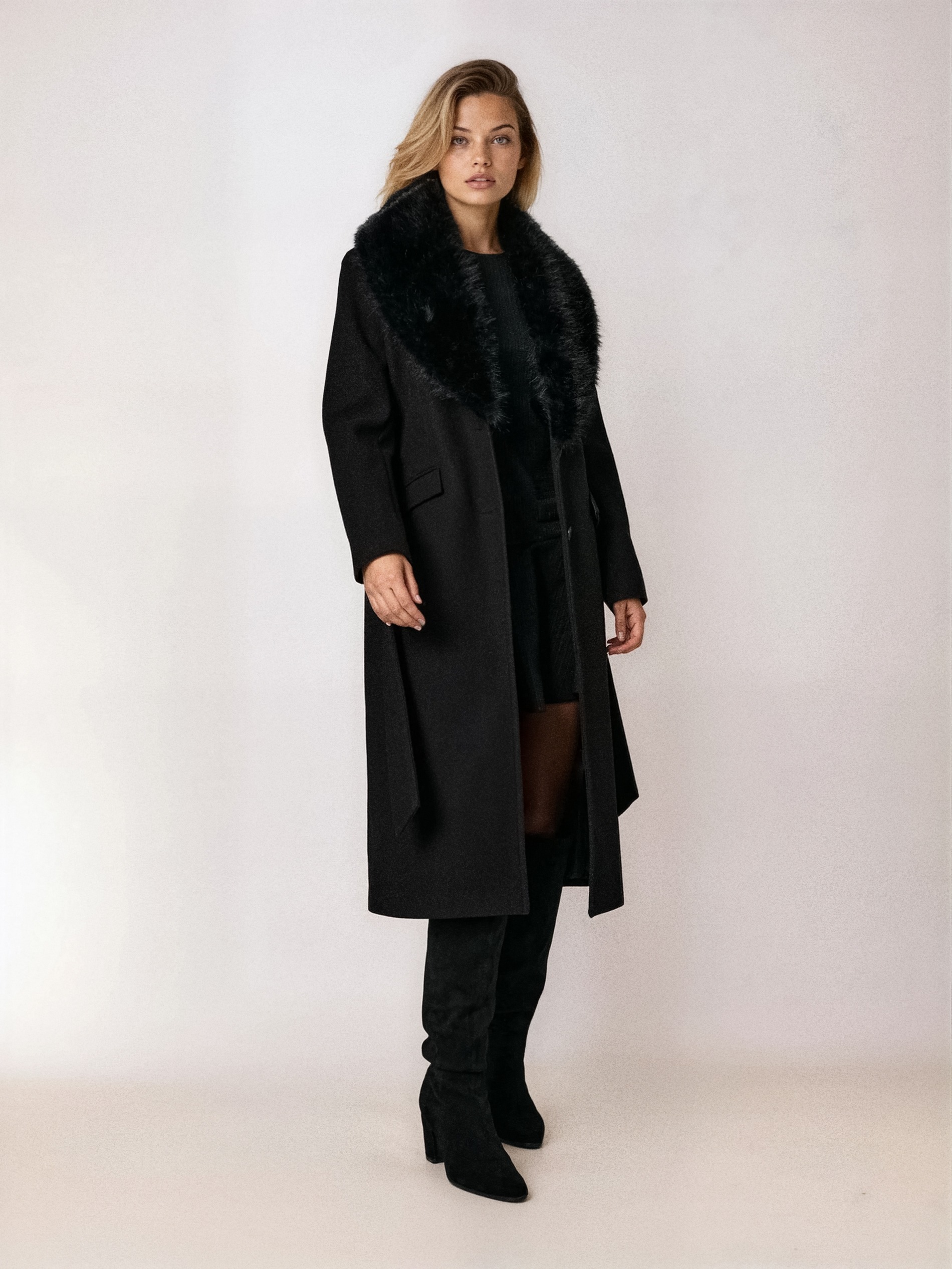 BF EXPRESS: <b>Paltonul lung</b> cu guler de blan de la <u>Sinsay</u>,
